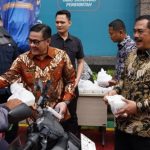 Plt Dirjen Imigrasi Saffar Muhammad Godam (kiri) mendampingi Menteri Imigrasi dan Pemasyarakatan, Agus Andrianto berbagi sedekah dalam kegiatan bakti sosial kemarin.