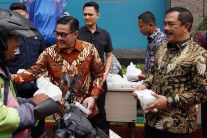 Plt Dirjen Imigrasi Saffar Muhammad Godam (kiri) mendampingi Menteri Imigrasi dan Pemasyarakatan, Agus Andrianto berbagi sedekah dalam kegiatan bakti sosial kemarin.