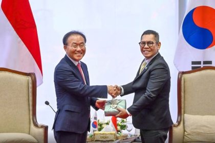 Wakil Ketua DPR Adies Kadir memberikan cenderamata kepada Yoon Jae-Ok (kiri).