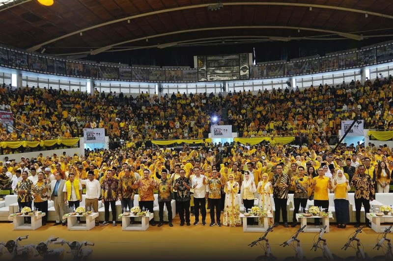 Ribuan relawan Adies Kadir kuningkan arena gedung DBL di Jalan Ahmad Yani, Surabaya.