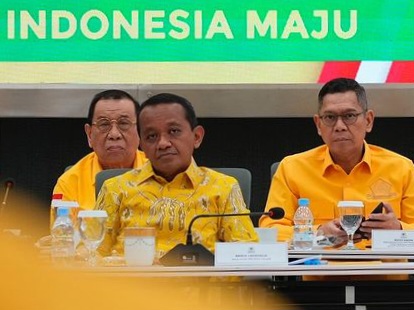 Ketua Umum DPP Partai Golkar Bahlil Lahadalia bersama Waketum Adies Kadir.