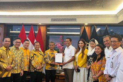 Ketua Umum DPP Partai Golkar Bahlil Lahadalia menerima surat keputusan (SK) kepengurusan Partai Golkar periode 2024-2029 dari Menteri Hukum Supratman.