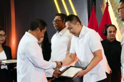 Menteri Imigrasi dan Pemasyarakatan RI, Jenderal Pol (Purn) Dra Agus Andrianto, S.H., M.H., memberikan penghargaan kepada Kakanim Surabaya, Ramdhani.