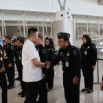 Kakanim Surabaya Ramdhani didampingi Kabid Tempat Pemeriksaan Imigrasi (TPI) Yudhistira Yudha memberikan semangat kepada petugas imigrasi di Bandara Internasional Juanda.