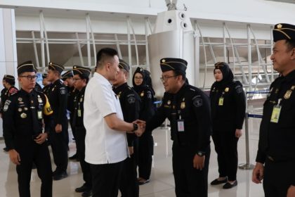 Kakanim Surabaya Ramdhani didampingi Kabid Tempat Pemeriksaan Imigrasi (TPI) Yudhistira Yudha memberikan semangat kepada petugas imigrasi di Bandara Internasional Juanda.