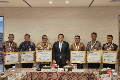 Kepala Kantor Imigrasi Malang, Anggoro Widjanarko (dua dari kiri) bersama para Kakanim penerima penghargaan foto bersama Wakil Menteri Imigrasi dan Pemasyarakatan, Silmy Karim.