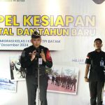 Kepala Kantor Imigrasi Kelas I TPI Batam, Hajar Aswad, memimpin apel kesiapan Natal dan Tahun Baru 2025.