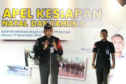 Kepala Kantor Imigrasi Kelas I TPI Batam, Hajar Aswad, memimpin apel kesiapan Natal dan Tahun Baru 2025.