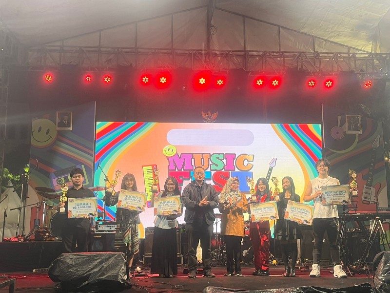 Para peserta festival musik berfoto bersama usai menerima penghargaan. 