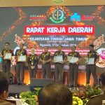 Kajati Jatim Dr Mia Amiati foto bersama dengan para penerima penghargaan dalam acara rakerda Kejati Jatim 2024.