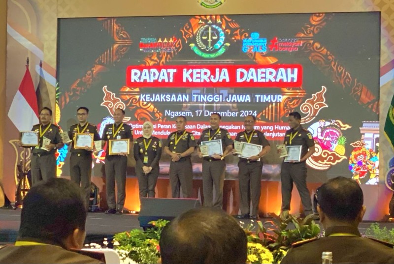 Kajati Jatim Dr Mia Amiati foto bersama dengan para penerima penghargaan dalam acara rakerda Kejati Jatim 2024.