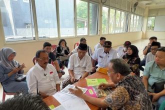 Wakil Wali Kota Surabaya, Armuji, menghadiri mediasi antara warga dengan pihak Perumahan Greenlake.