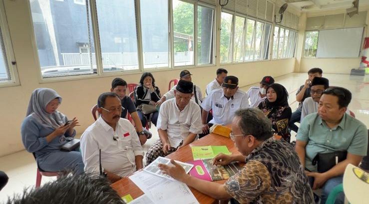 Wakil Wali Kota Surabaya, Armuji, menghadiri mediasi antara warga dengan pihak Perumahan Greenlake.