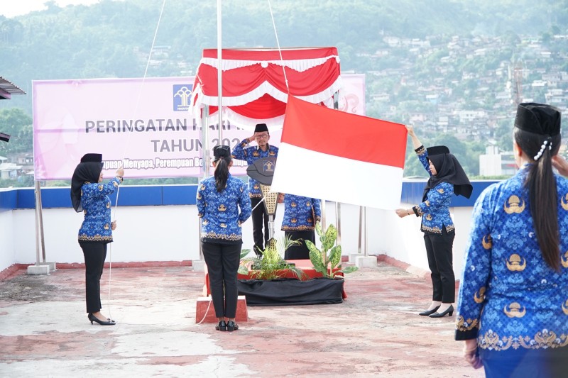 Kepala Kantor Wilayah Kemenkumham Maluku, Hendro Tri Prasetyo bertindak selaku Inspektur Upacara. 