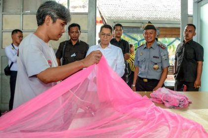 Wakil Ketua DPR Adies Kadir melihat-lihat hasil dari keterampilan warga binaan di Lapas Sukamiskin, Bandung.