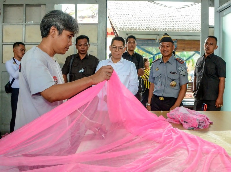 Wakil Ketua DPR Adies Kadir melihat-lihat hasil dari keterampilan warga binaan di Lapas Sukamiskin, Bandung.