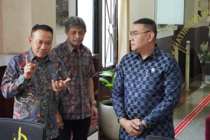 Wakil Menteri ATR/Kepala BPN Ossy Dermawan mendapat penjelasan Kakanwil BPN Jatim Lampri terkait pelayanan di Kantah Surabaya I yang dipimpin Kartono Agustiyanto saat berkililing ke seluruh ruangan.