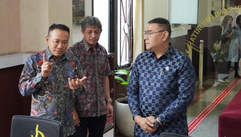 Wakil Menteri ATR/Kepala BPN Ossy Dermawan mendapat penjelasan Kakanwil BPN Jatim Lampri terkait pelayanan di Kantah Surabaya I yang dipimpin Kartono Agustiyanto saat berkililing ke seluruh ruangan.