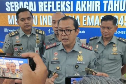 Kepala Kantor Imigrasi Kelas I TPI Tanjung Perak, I Gusti Bagus M Ibrahiem didampingi para Kepala seksi memberikan keterangan pers dalam refleksi capaian akhir tahun.