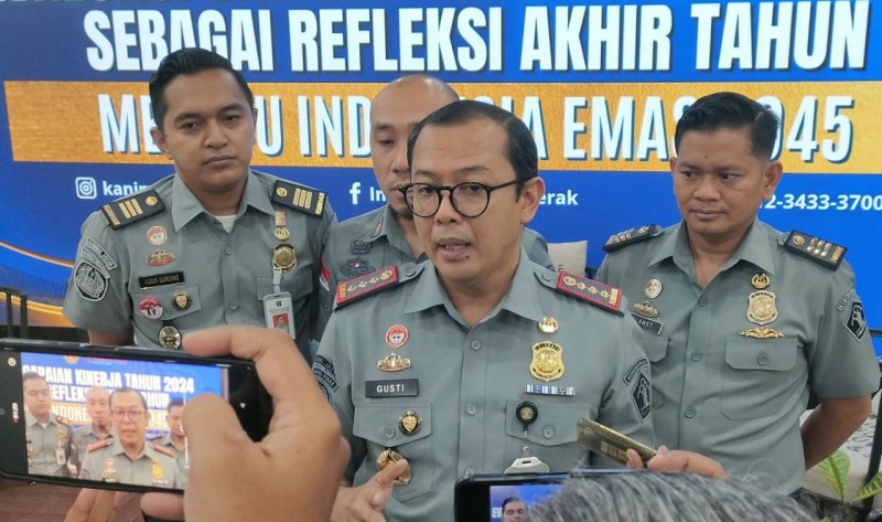 Kepala Kantor Imigrasi Kelas I TPI Tanjung Perak, I Gusti Bagus M Ibrahiem didampingi para Kepala seksi memberikan keterangan pers dalam refleksi capaian akhir tahun.