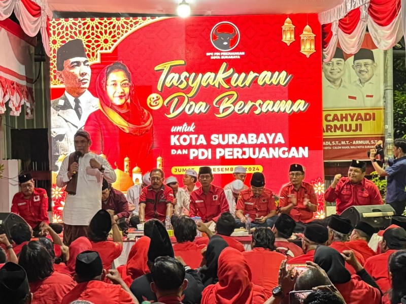 Suasana tasyakuran di Kantor DPC PDI Perjuangan Surabaya yang dihadiri Walikota dan Wakil Walikota terpilih.