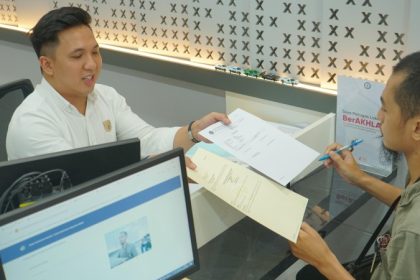 Petugas BPN memberikan sertifikat elektronik yang bisa diprint kepada pemohon.