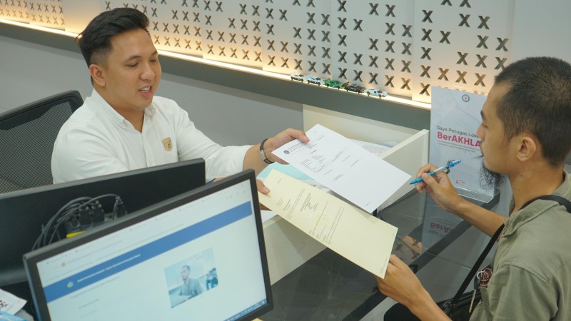 Petugas BPN memberikan sertifikat elektronik yang bisa diprint kepada pemohon.