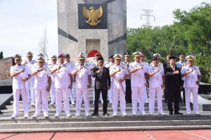 Wakil Wali Kota Surabaya, Armuji, berfoto bersama usai melaksanakan ziarah ke Taman Makam Pahlawan (TMP) 10 November, di Jalan Mayjen Sungkono.