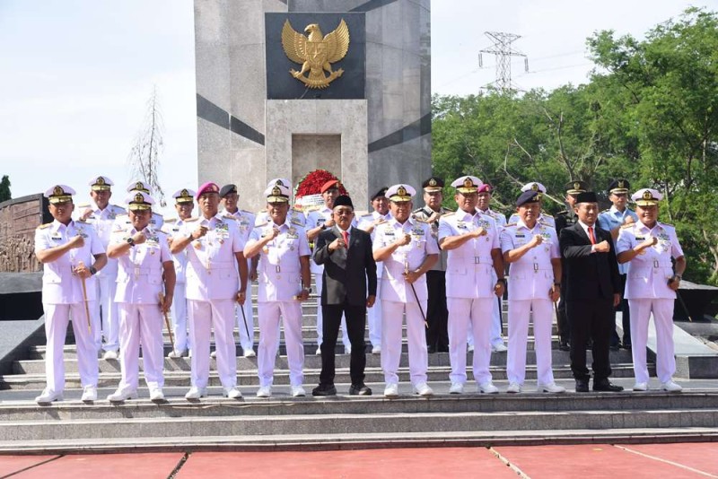 Wakil Wali Kota Surabaya, Armuji, berfoto bersama usai melaksanakan ziarah ke Taman Makam Pahlawan (TMP) 10 November, di Jalan Mayjen Sungkono.