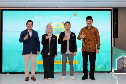 Peresmian awardee BSI Scholarship 2024 dilakukan oleh Direktur Utama BSI Hery Gunardi (kiri) bersama Ketua BAZNAS RI Noor Ahmad (kanan) bersama dengan para awardee BSI Scholarship 2024.