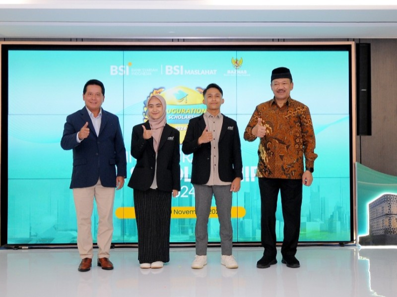 Peresmian awardee BSI Scholarship 2024 dilakukan oleh Direktur Utama BSI Hery Gunardi (kiri) bersama Ketua BAZNAS RI Noor Ahmad (kanan) bersama dengan para awardee BSI Scholarship 2024.