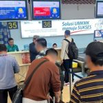 Ketiga WN asal Cina dikawal petugas Imigrasi Muara Enim di Bandara Soekarno-Hatta untuk diterbangkan ke negara asal.