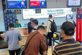 Ketiga WN asal Cina dikawal petugas Imigrasi Muara Enim di Bandara Soekarno-Hatta untuk diterbangkan ke negara asal.