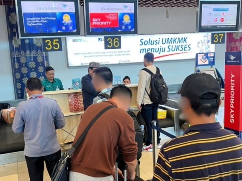 Ketiga WN asal Cina dikawal petugas Imigrasi Muara Enim di Bandara Soekarno-Hatta untuk diterbangkan ke negara asal.