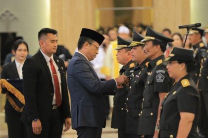 Menteri Hukum Supratman Andi Agtas melatik Haris Sukamto sebagai Kepala Kantor Wilayah Kementerian Hukum Jawa Timur. 