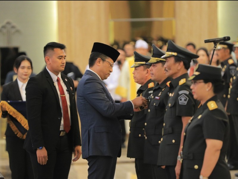 Menteri Hukum Supratman Andi Agtas melatik Haris Sukamto sebagai Kepala Kantor Wilayah Kementerian Hukum Jawa Timur. 