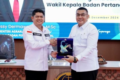 Wakil Menteri Agraria dan Tata Ruang/Wakil Kepala Badan Pertanahan Nasional, Ossy Dermawan menerima cenderamata dari Kakanwil BPN Provinsi Sulawesi Tengah, M Tansrih. 