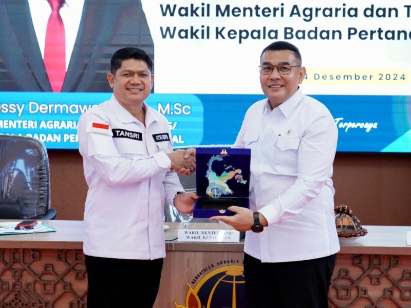 Wakil Menteri Agraria dan Tata Ruang/Wakil Kepala Badan Pertanahan Nasional, Ossy Dermawan menerima cenderamata dari Kakanwil BPN Provinsi Sulawesi Tengah, M Tansrih. 