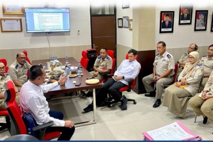 Kepala Kantor Pertanahan Gresik, Kamaruddin, beserta jajaran mengikuti kegiatan monitoring dan evaluasi (monev) yang dipimpin oleh Inspektur Wilayah I Inspektorat Jenderal Kementerian ATR/BPN, Arief Muliawan.