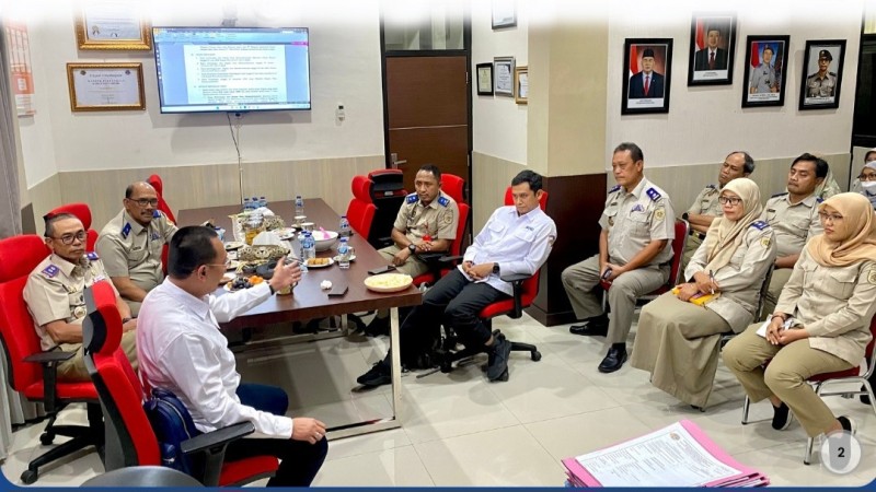 Kepala Kantor Pertanahan Gresik, Kamaruddin, beserta jajaran mengikuti kegiatan monitoring dan evaluasi (monev) yang dipimpin oleh Inspektur Wilayah I Inspektorat Jenderal Kementerian ATR/BPN, Arief Muliawan.