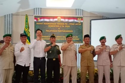 Ketua PPAD Jawa Timur Mayjen TNI (Purn) Dr Drs Wibisono Poespitohadi MSc MSi (tengah) berfoto bersama stakeholder di acara Rakornis PPAD.