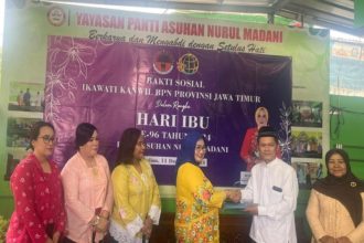 Ketua Ikawati Badan Pertanahan Nasional (BPN) Jatim Yetty Yetty Nurbuati Krystianti Lampri memberikan tali asih kepada pengurus panti disaksikan pengurus lainnya.