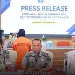 Kepala Divisi Keimigrasian Kementerian Hukum dan HAM Jawa Tengah, Is Edy Eko Putranto dalam jumpa pers.