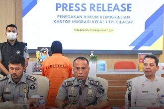 Kepala Divisi Keimigrasian Kementerian Hukum dan HAM Jawa Tengah, Is Edy Eko Putranto dalam jumpa pers.