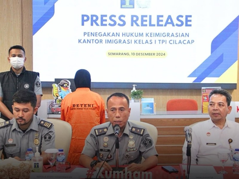 Kepala Divisi Keimigrasian Kementerian Hukum dan HAM Jawa Tengah, Is Edy Eko Putranto dalam jumpa pers.