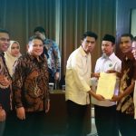 Kakanwil BPN Sulawesi Tenggara, Asep Heri menyaksikan pembagian sertifikat program PTSL oleh Wakil Ketua Komisi II DPR RI, Bahtra S.