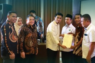 Kakanwil BPN Sulawesi Tenggara, Asep Heri menyaksikan pembagian sertifikat program PTSL oleh Wakil Ketua Komisi II DPR RI, Bahtra S.