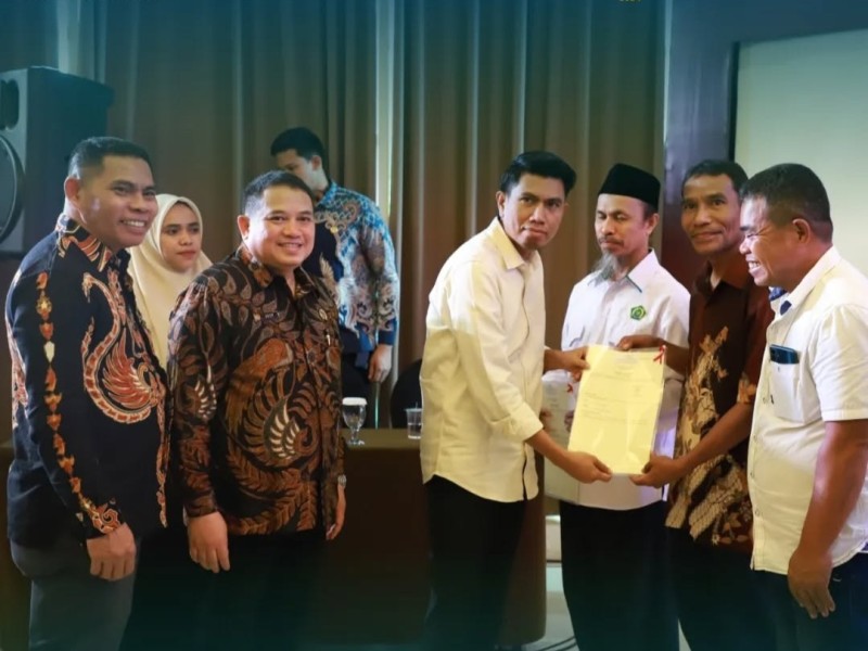 Kakanwil BPN Sulawesi Tenggara, Asep Heri menyaksikan pembagian sertifikat program PTSL oleh Wakil Ketua Komisi II DPR RI, Bahtra S.