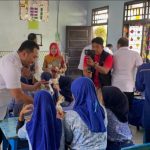 Kepala Kantor Imigrasi Sumbawa Barat, Putu Agus Eka Putra berbaur dengan anak-anak membagikan sarapan gratis.