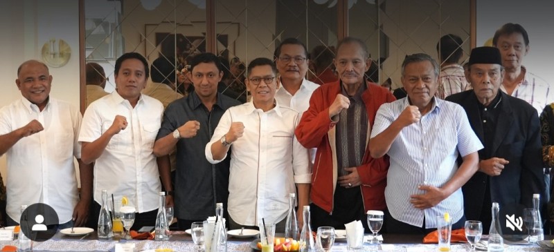 Bersama jajaran, Ketua DPP Ormas MKGR, Adies Kadir berfoto bersama dalam kegiatan refleksi akhir tahun. 